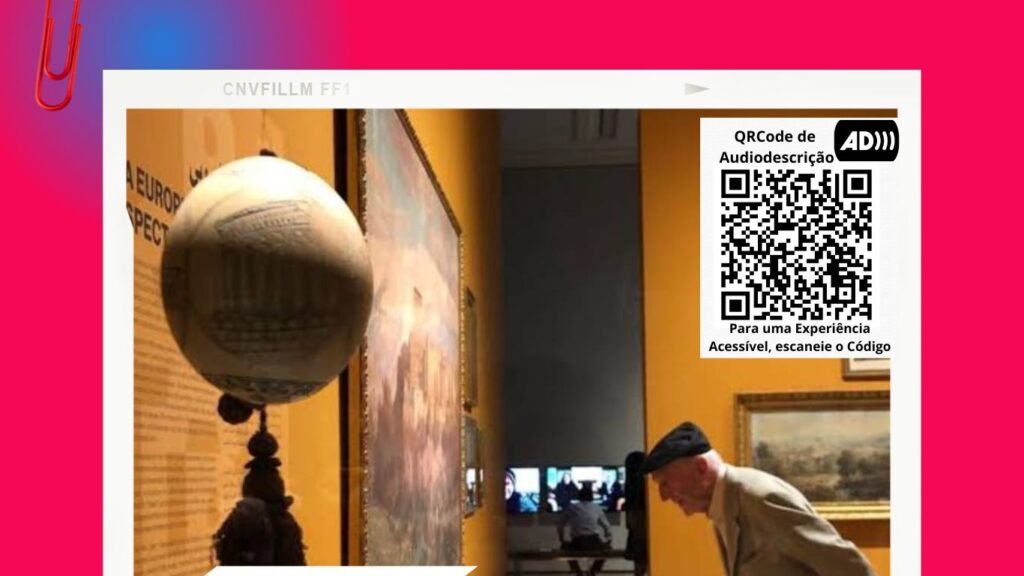 Fotografia imagem de um idoso apreciando um quadro em exposição de arte. Logo acima, um qrcode com o texto: QRcode de audiodescrição. Para uma experiência acessível, escaneie o código. 