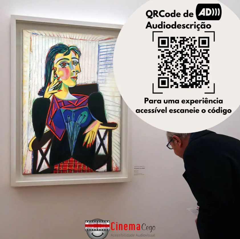 Fotografia de um idoso lendo a ficha técnica de um quadro em exposição. No canto superior direito há um círculo branco com um QRCode. Acima do código está escrito: QRCode audiodescrição. Abaixo dele, o texto continua: Para uma experiência acessível, escaneie o código.